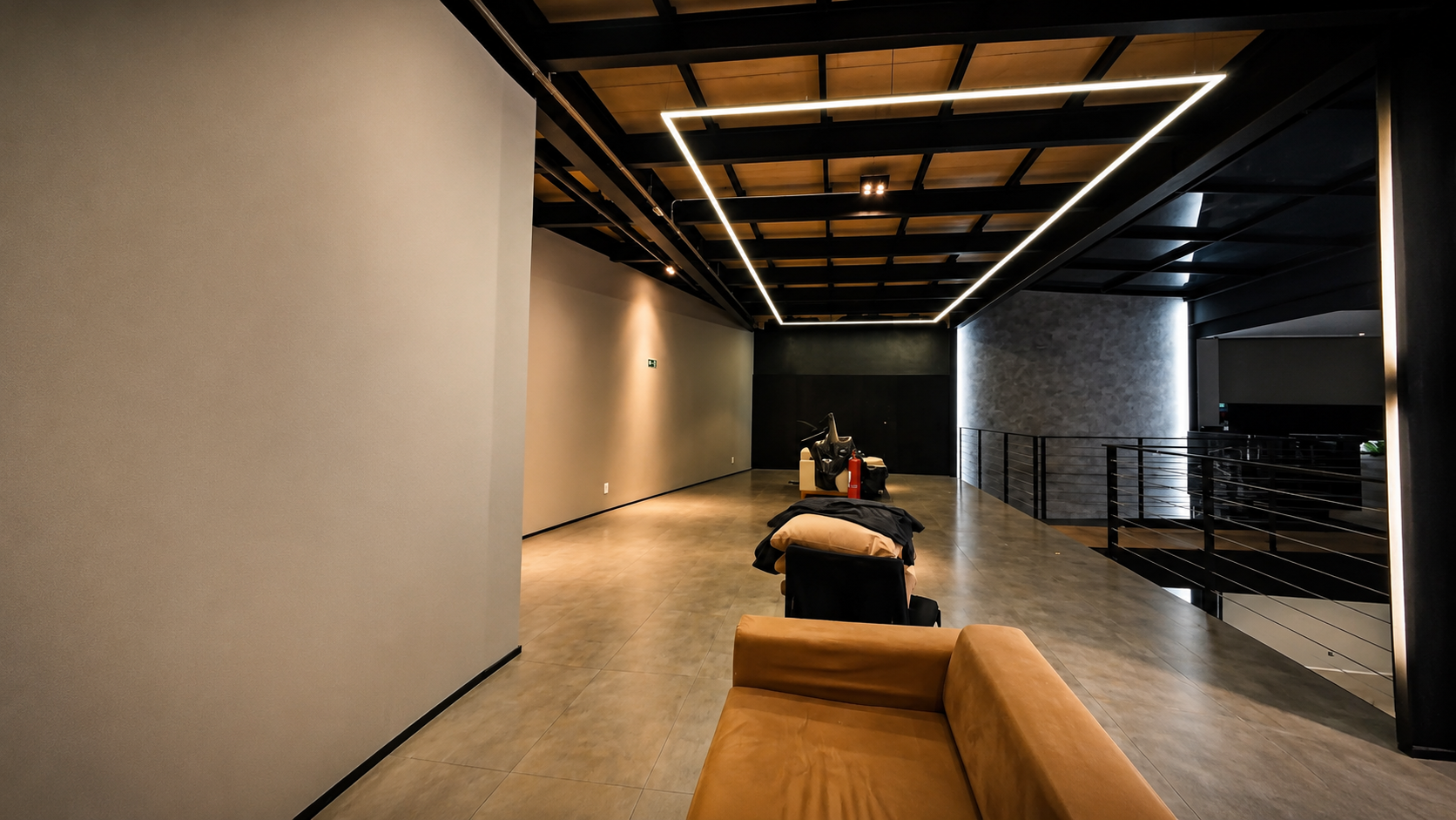 Interior da concessionária em reforma — mezanino iluminado
